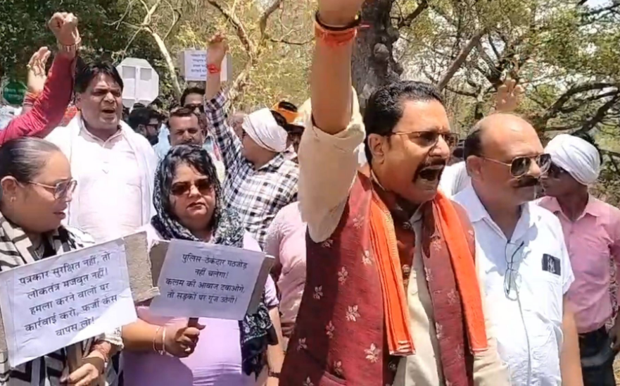 छतरपुर में पुलिसिया दमन के खिलाफ पत्रकारों का हल्लाबोल, "एसपी हटाओ-छतरपुर बचाओ" के नारों से थर्राया शहर!